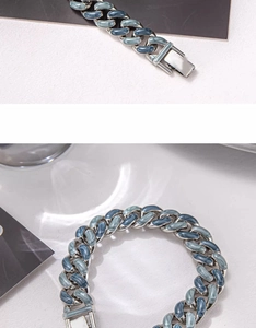 Gros plan détaillé du bracelet à mailles gourmette avec émail bleu marbré et métal argenté