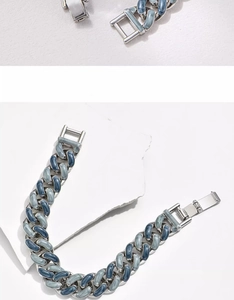Détail du bracelet gourmette en émail bleu avec fermoir métallique moderne à clipser
