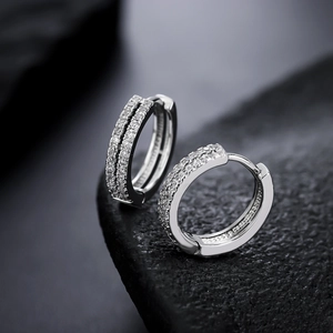 Vue détaillée de créoles en argent sterling avec double rangée de zircons sur roche noire