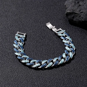 Détail macro du bracelet gourmette argenté de 12 mm avec émail bleu et fermoir à boucle