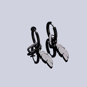 Boucles d'oreilles créoles noires mates avec pendentifs plumes sur fond clair