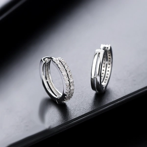 Boucles d'oreilles créoles en argent serties de deux rangées de zircons brillants