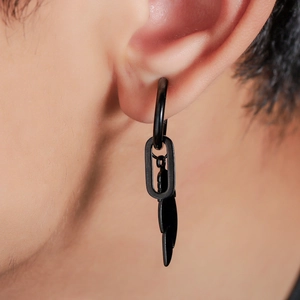 Boucle d'oreille homme en acier noir mat avec pendentif plume style punk chic