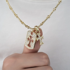 Goldene Halskette mit Kreuz-Anhänger und軍牌-Militärschild mit funkelnden Zirkonia-Steinen