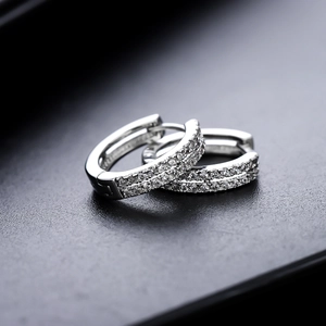 Boucles d'oreilles huggie en argent sterling avec double rangée de zircons sur cuir noir