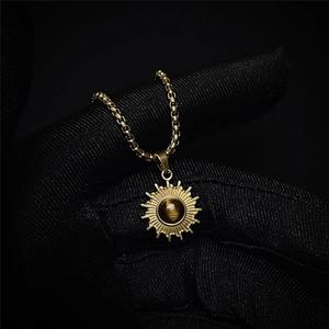 Goldene Sonnenanhänger Halskette mit rundem Tigerauge-Stein an einer stabilen Box-Kette