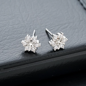 Boucles d'oreilles flocon de neige en argent avec zircons sur cuir noir texturé