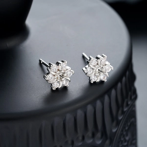 Gros plan de boucles d'oreilles flocon en argent avec incrustation de zircones cubiques