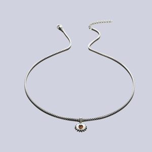 Detail einer silbernen Kette mit Sonnenblumen Anhänger und braunem Schmuckstein Inlay