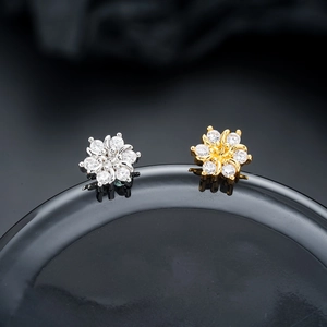 Boucles d'oreilles flocon de neige étincelantes en argent et or avec cristaux de zircon