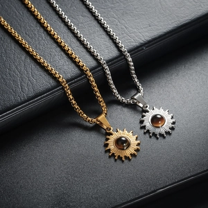 Detailansicht der Sonnenanhänger in Gold und Silber mit edlen Tigerauge-Steinen