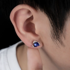 Clip d'oreille magnétique Medusa en argent S925 avec une pierre bleue ronde
