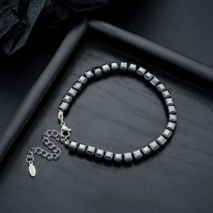 Détail du bracelet en perles d'hématite carrées avec fermoir réglable en acier inoxydable