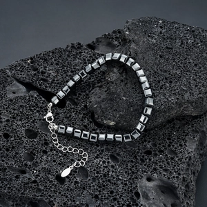 Bracelet minimaliste en hématite noire avec fermoir mousqueton en argent et chaîne d'extension