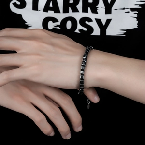 Détail d'un bracelet en hématite noire géométrique avec chaîne réglable pour hommes