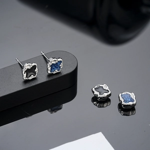 Magnetische Ohrclips im Lava-Stil aus schwarzem Emaille und funkelndem blauem Glitzer
