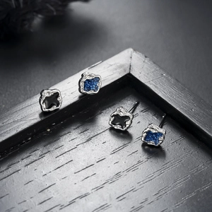 Minimalistische unregelmäßige Lava-Magnet-Clip-Ohrringe mit schwarzer und blauer Emaille
