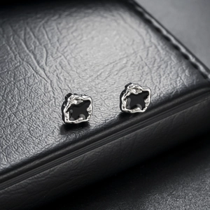 Irreguläre magnetische Ohrringe aus Silber mit schwarzem Emaille-Inlay und Lava-Textur