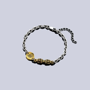 Bracciale Vajra vintage da uomo con ciondolo sole su sfondo a specchio grigio chiaro