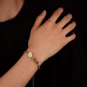 Bracciale retrò stile tibetano con ciondoli vajra dorati e catena d'argento al polso