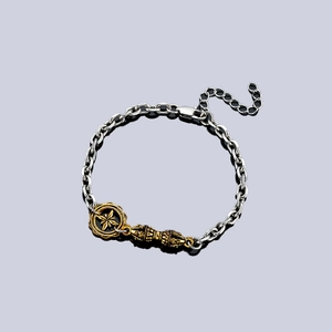 Tibetisches Vajra-Armband aus silberner Gliederkette mit Goldanhänger und Karabinerverschluss