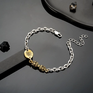 Bracciale a catena vintage argento con emblema sole dorato e ciondolo Vajra su specchio