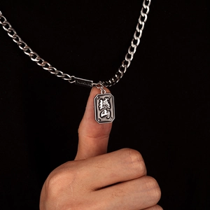 Collier chaîne cubaine argentée pour homme avec pendentif carré et plaque gravée