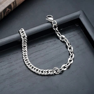 Detail eines Edelstahl-Armbands im Mix-Design mit Karabinerverschluss auf dunklem Tablett