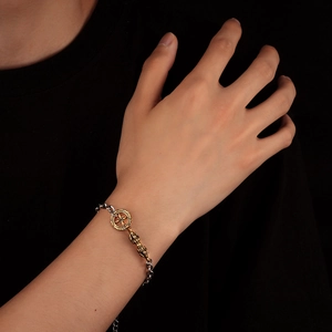 Detailansicht des ethnischen Gold-Silber-Armbands mit kunstvollen Vajra-Schnitzereien