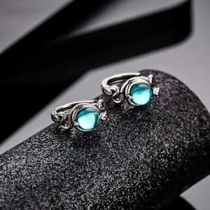 Orecchini a serpente in argento vintage con perline azzurre e trama a scaglie di drago