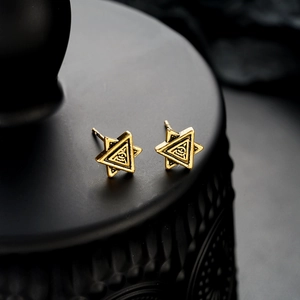 Goldene Hexagramm-Ohrringe mit Allsehendem Auge Design auf schwarzem Display