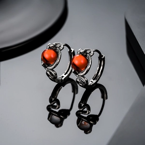 Orecchini a serpente vintage con perle rosse in finitura metallo nero ossidato