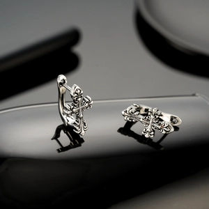 Boucles d'oreilles vintage en argent avec croix gothique et fleur de lys polie