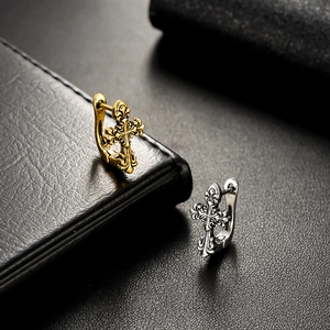 Boucles d'oreilles créoles gothiques avec croix en or et argent aux détails gravés