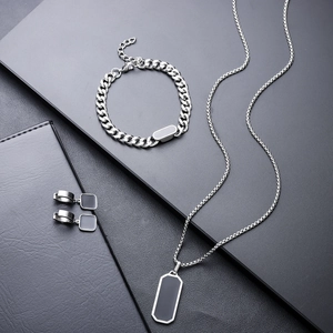 Dettaglio del set di gioielli geometrici in smalto nero con finitura in acciaio inox argento