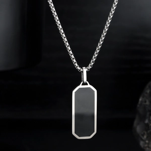 Macro di pendente rettangolare argento con intarsio in smalto nero e catena box