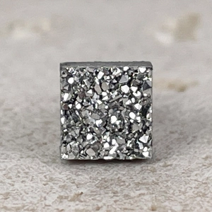 Dettaglio orecchino magnetico quadrato con trama druzy argento e finitura scintillante