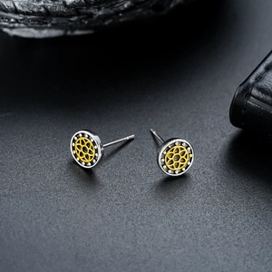 Boucles d'oreilles rétro rondes avec bord perlé argenté et filigrane floral doré
