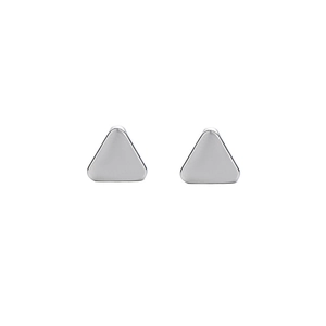 Makro-Detail silberner geometrischer Dreieck-Magnet-Ohrclips mit poliertem Spiegel-Finish
