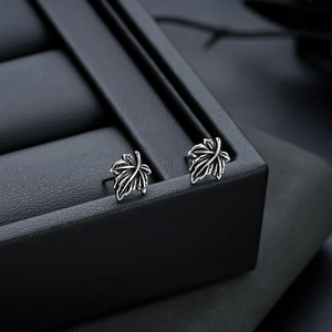 Retro maple leaf stud earrings in silver vintage style for men and women with leaf vein texture