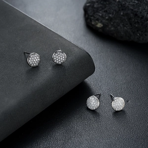 Boucles d'oreilles rondes argentées avec sertissage micro-pavé en oxyde de zirconium