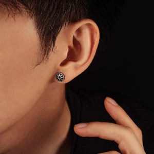 Minimalist sunburst stud earrings in silver and black metal for a vintage fashion style