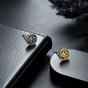 Vintage star-shaped hoop earrings in silver and gold finishes with a punk aesthetic