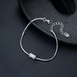 Bracelet chaîne serpent argentée avec breloque sertie de cristaux sur pierre noire