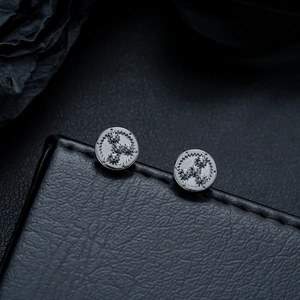 Détails macro de boucles d'oreilles steampunk avec relief industriel et éclat métallique