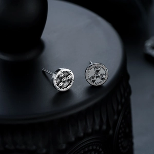 Paire de boucles d'oreilles steampunk à engrenages argentés au style industriel pour homme