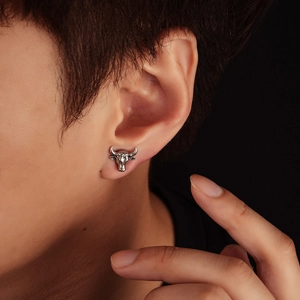 Retro bull head magnetic ear clip for men featuring vintage silver metal 3D design