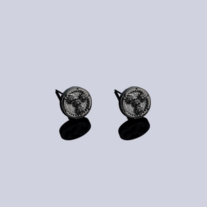 Boucles d'oreilles engrenage steampunk au design industriel noir avec reflet miroir