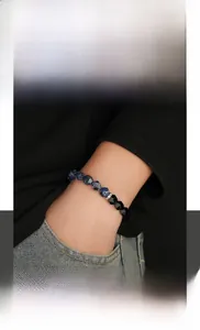 Dettaglio del bracciale in agata blu con perle nere sfaccettate e distanziatori in argento