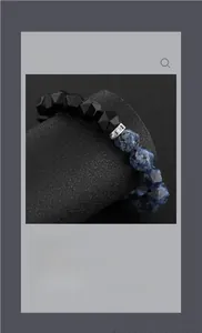 Dettaglio di perline nere sfaccettate e pietre di agata blu con distanziatore in argento